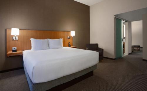 Suite con cama king size accesible con ducha de acceso directo del hotel Hyatt Place Minneapolis Downtown. Foto 1