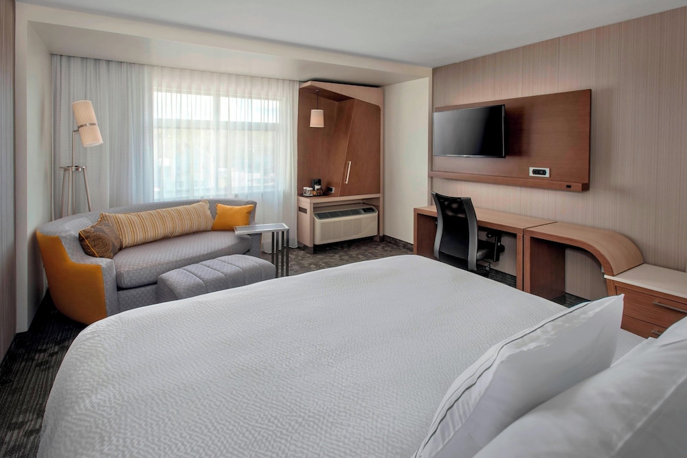 Habitación, 1 cama de matrimonio grande con sofá cama (Accessible Bathtub) del hotel Courtyard By Marriott Schenectady At Mohawk Harbor