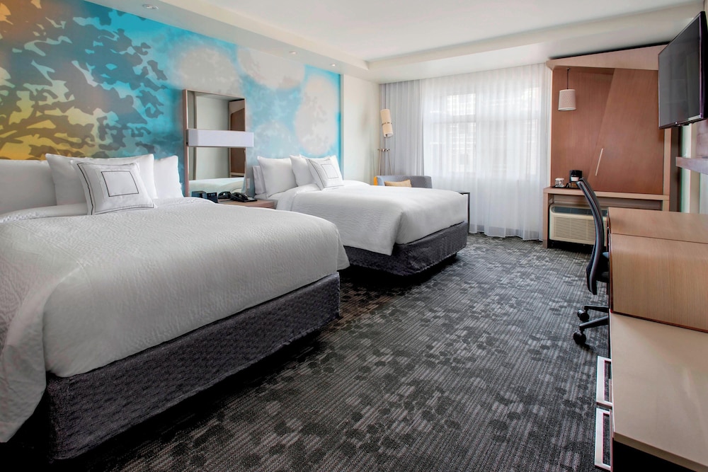 Habitación, varias camas del hotel Courtyard By Marriott Schenectady At Mohawk Harbor