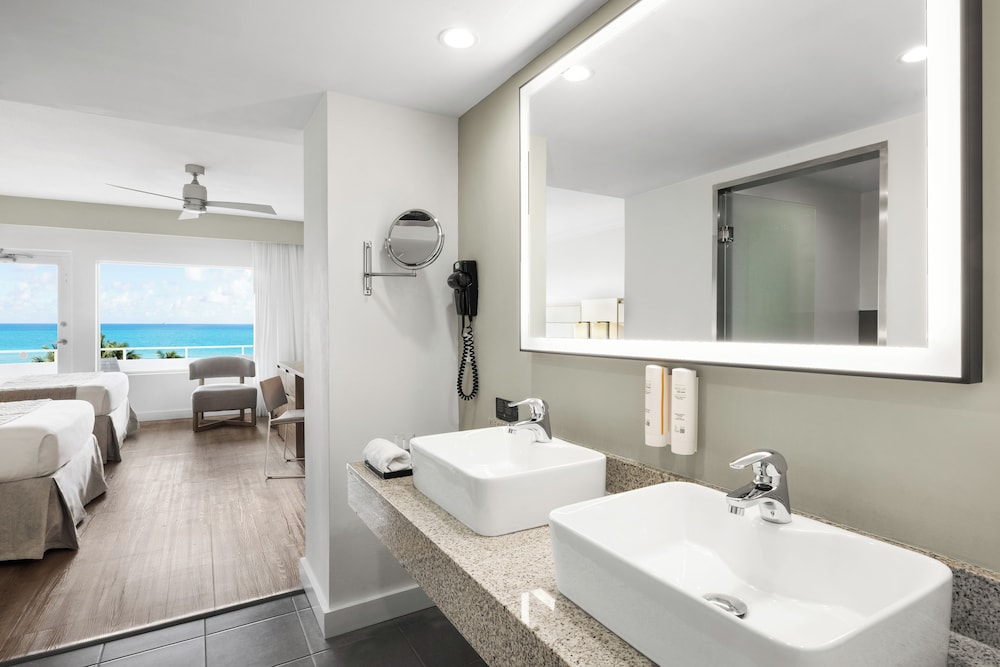 Habitación Deluxe, vistas al mar (Double Beds) del hotel Riu Plaza Miami Beach. Foto 5