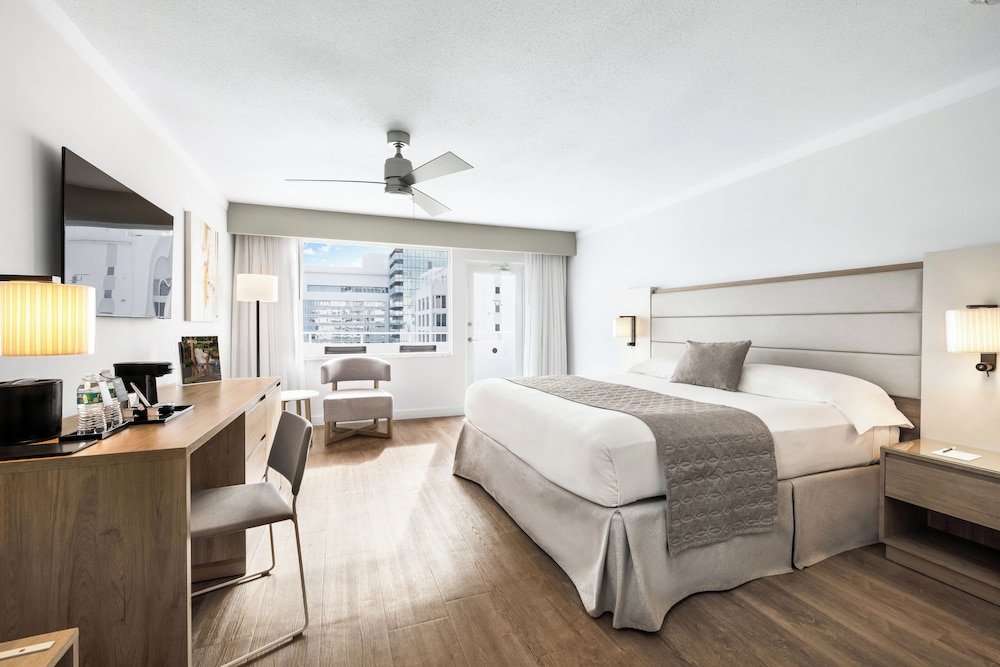 Habitación Deluxe, 1 cama de matrimonio grande, vistas parciales al mar del hotel Riu Plaza Miami Beach. Foto 3