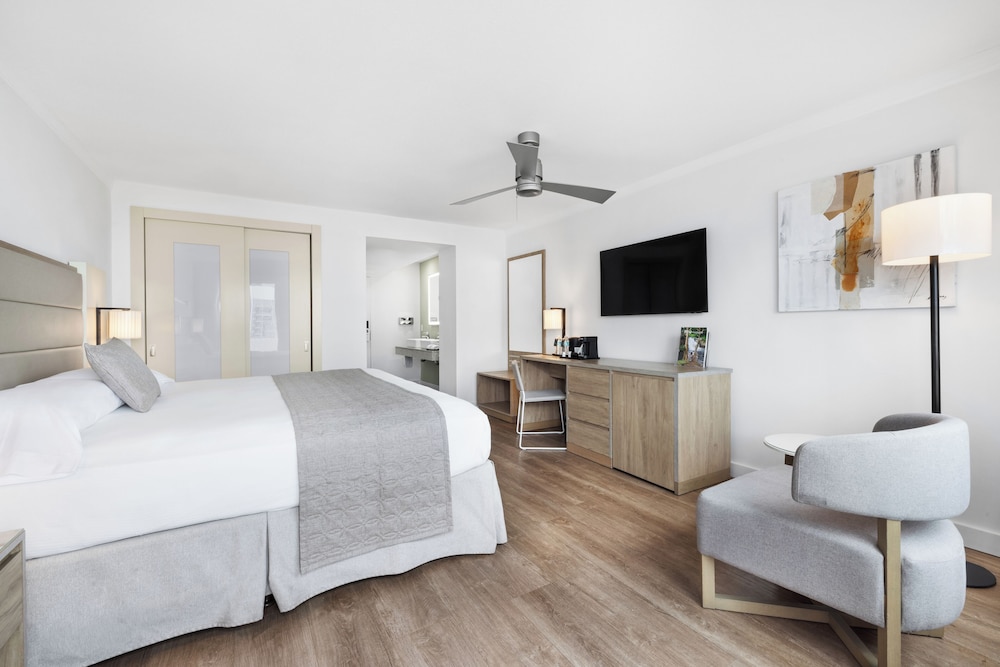 Habitación Deluxe, 1 cama de matrimonio grande, vistas parciales al mar del hotel Riu Plaza Miami Beach. Foto 6