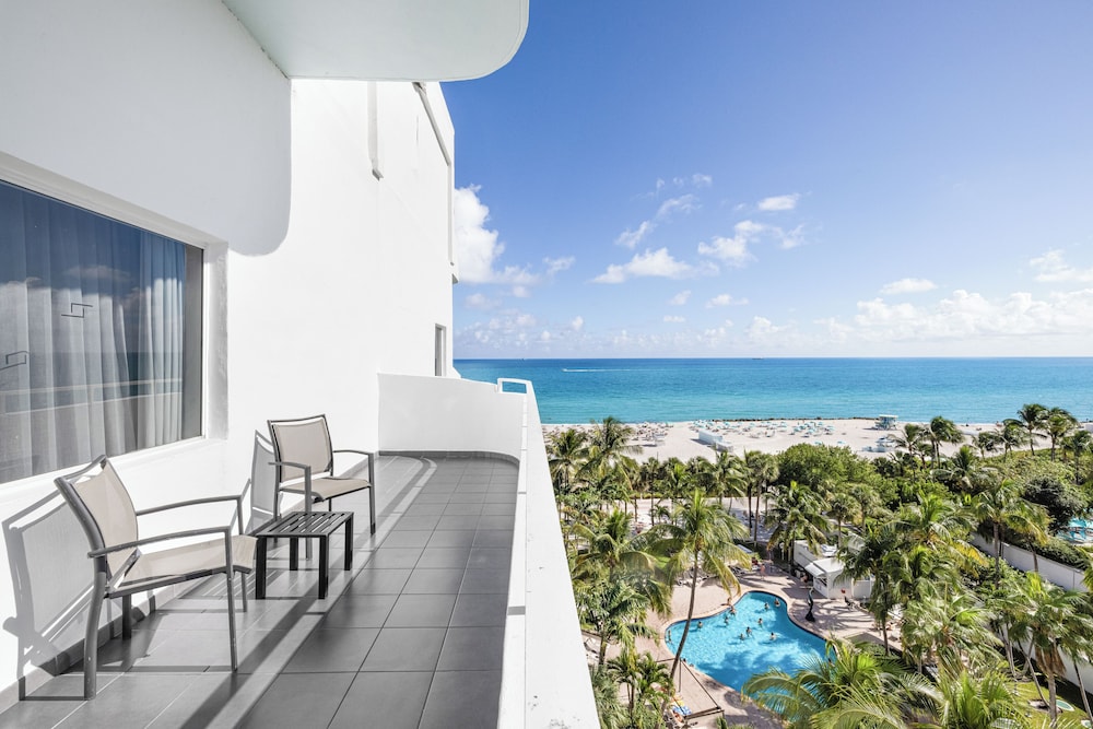 Habitación Deluxe, 1 cama de matrimonio grande, vistas parciales al mar del hotel Riu Plaza Miami Beach. Foto 8