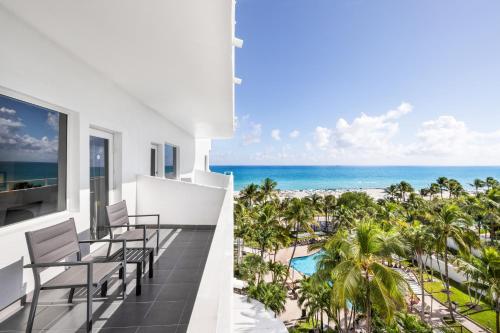 Deluxe con camas dobles y vistas al mar del hotel Riu Plaza Miami Beach. Foto 6