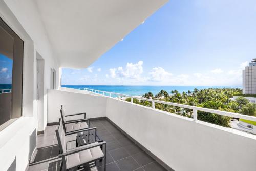 Deluxe con camas dobles y vistas al mar del hotel Riu Plaza Miami Beach. Foto 8