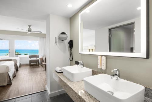 Habitación Deluxe - 2 camas dobles - Frente al océano del hotel Riu Plaza Miami Beach. Foto 6
