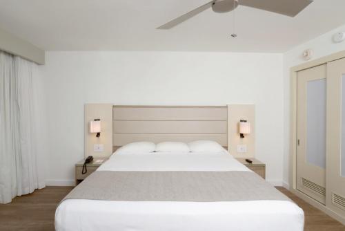 Habitación Deluxe con cama extragrande y vistas al océano del hotel Riu Plaza Miami Beach