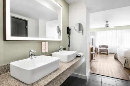Habitación Deluxe con cama extragrande y vistas al océano del hotel Riu Plaza Miami Beach. Foto 1