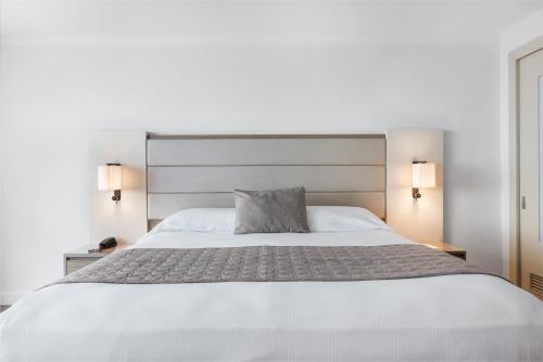 Habitación Deluxe con cama extragrande y vistas al océano del hotel Riu Plaza Miami Beach. Foto 2