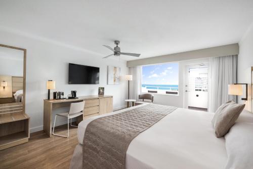 Habitación Deluxe con cama extragrande y vistas al océano del hotel Riu Plaza Miami Beach. Foto 3