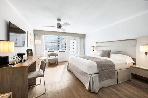 Habitación Deluxe con cama extragrande y vistas al océano del hotel Riu Plaza Miami Beach. Foto 6