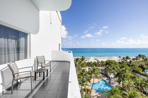 Habitación Deluxe con cama extragrande y vistas al océano del hotel Riu Plaza Miami Beach. Foto 7