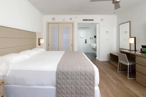 Alojamiento Deluxe - Cama extragrande - Frente al océano del hotel Riu Plaza Miami Beach