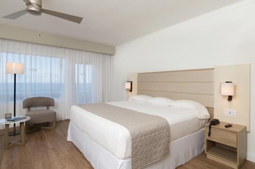 Alojamiento Deluxe - Cama extragrande - Frente al océano del hotel Riu Plaza Miami Beach. Foto 1