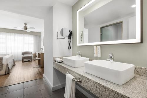 Habitación Deluxe con cama extragrande y vistas a la ciudad del hotel Riu Plaza Miami Beach