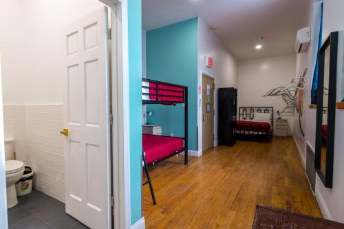 Habitación Triple con baño privado del hotel Ny Moore. Foto 2