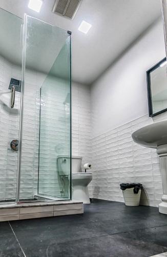 Habitación Triple con baño privado del hotel Ny Moore. Foto 3