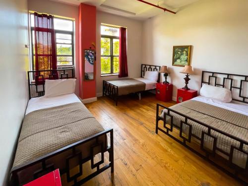 Cama individual en habitación compartida para mujeres con baño privado - 3 camas del hotel Ny Moore