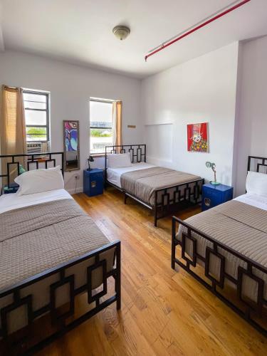 Cama individual en habitación compartida para mujeres con baño privado - 3 camas del hotel Ny Moore. Foto 5