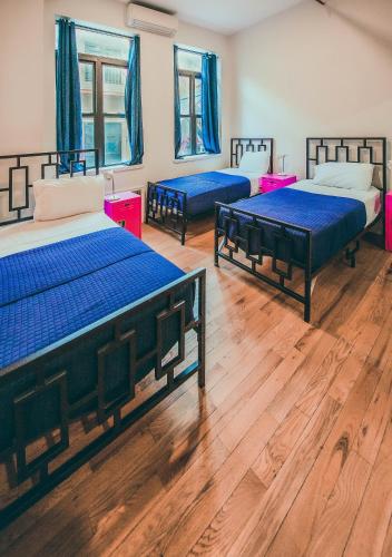 Cama individual en habitación compartida para mujeres con baño privado - 3 camas del hotel Ny Moore. Foto 6