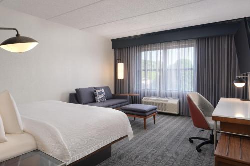 Habitación con cama extragrande del hotel Courtyard By Marriott Saratoga Springs