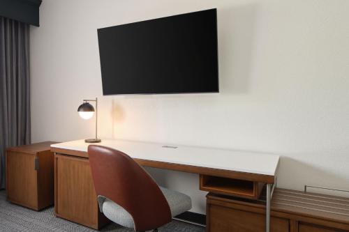 Habitación Doble - adaptada para personas con problemas de audición - cama extragrande del hotel Courtyard By Marriott Saratoga Springs. Foto 1