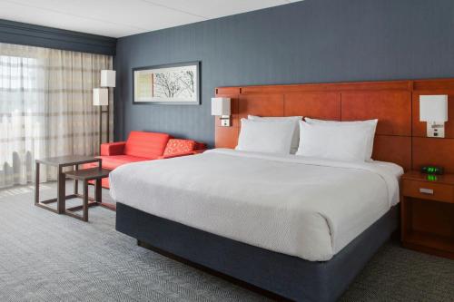 Habitación adaptada para personas con discapacidad auditiva y movilidad reducida con bañera adaptada y sofá cama - 1 cama extragrande del hotel Courtyard By Marriott Buffalo Amherst/university. Foto 1