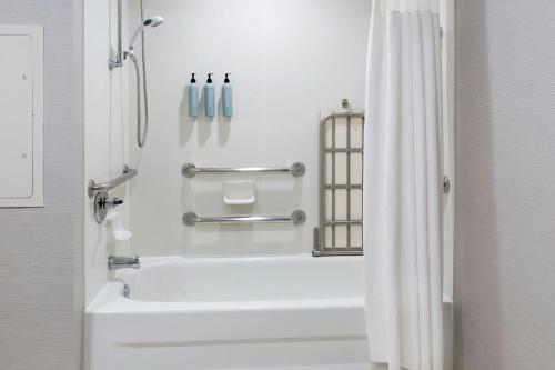 King Room with Bathtub and Sofa Bed - Mobility Access/Hearing Accessible del hotel Courtyard By Marriott Buffalo Amherst/university. Foto 2