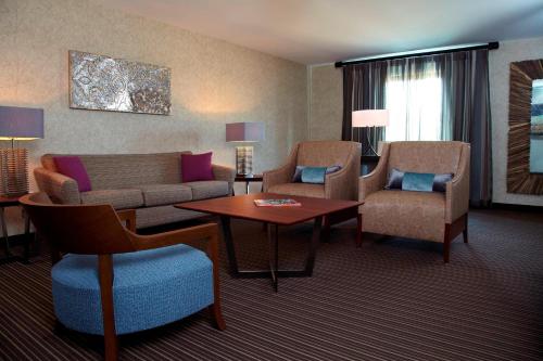 Suite de 1 dormitorio con sofá cama - Cama extragrande del hotel Courtyard By Marriott Buffalo Amherst/university. Foto 1