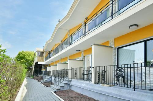 Habitación con cama extragrande - Adaptada para personas de movilidad reducida del hotel The Freeport Inn And Marina. Foto 2