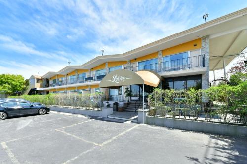 Habitación con cama extragrande - Adaptada para personas de movilidad reducida del hotel The Freeport Inn And Marina. Foto 5