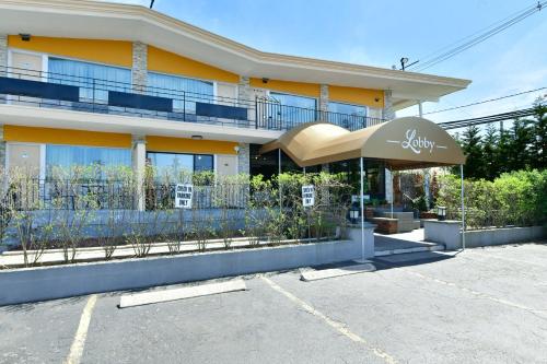 Habitación con cama extragrande y bañera de hidromasaje del hotel The Freeport Inn And Marina