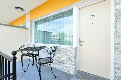 Habitación con cama extragrande y bañera de hidromasaje del hotel The Freeport Inn And Marina. Foto 1