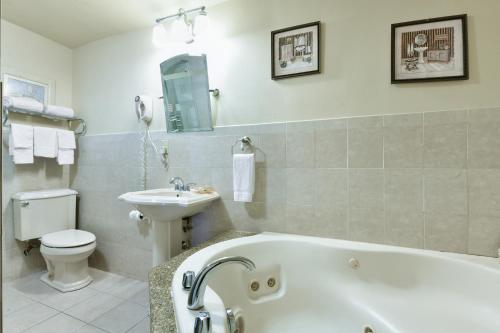 Habitación con cama extragrande y bañera de hidromasaje del hotel The Freeport Inn And Marina. Foto 3