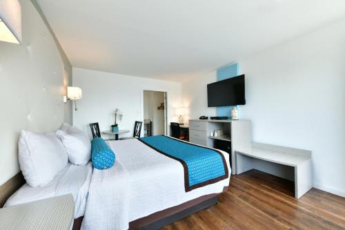 Habitación con cama extragrande. del hotel The Freeport Inn And Marina. Foto 1