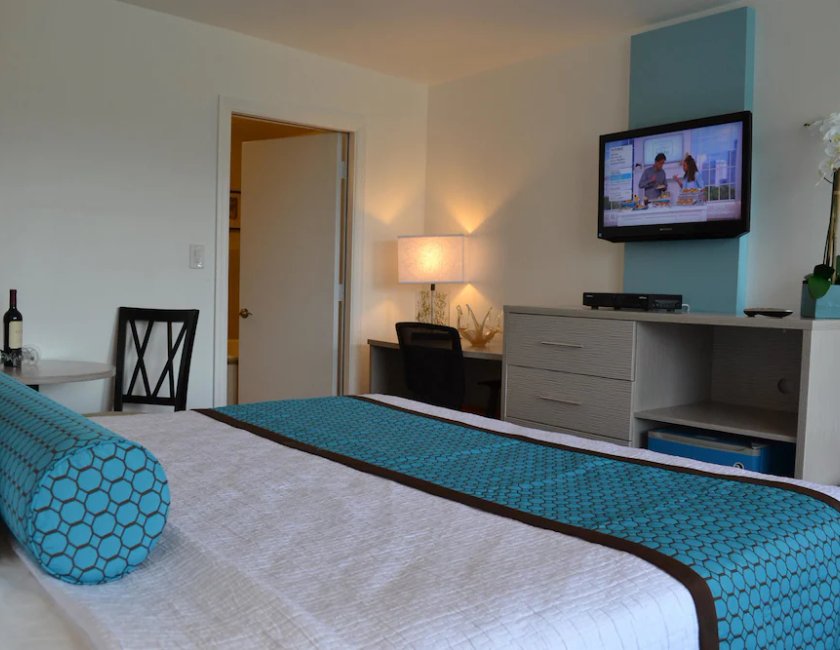 Habitación Deluxe, 1 cama de matrimonio grande del hotel The Freeport Inn And Marina. Foto 2