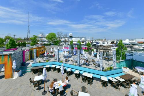 Habitación con cama extragrande y vistas al mar del hotel The Freeport Inn And Marina. Foto 1