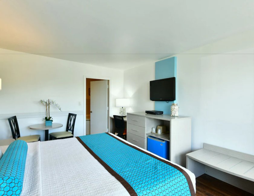 Habitación superior, 1 cama de matrimonio grande, baño privado del hotel The Freeport Inn And Marina. Foto 7