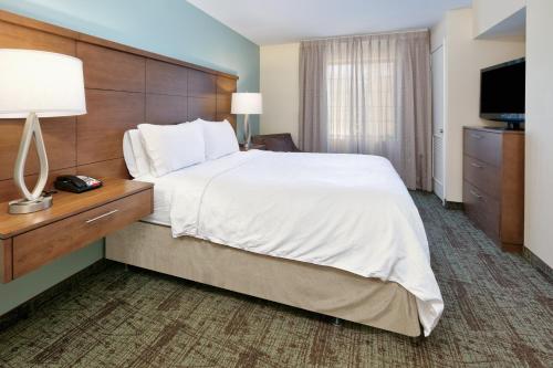Suite con 1 dormitorio y bañera - Adaptada para personas con movilidad reducida del hotel Staybridge Suites Corning. Foto 3