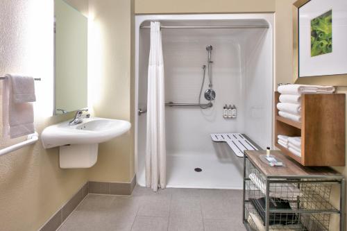 Suite de 1 dormitorio con ducha accesible en silla de ruedas - Adaptada para personas con movilidad reducida del hotel Staybridge Suites Corning