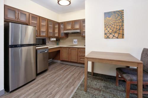 Suite de 1 dormitorio con ducha accesible en silla de ruedas - Adaptada para personas con movilidad reducida del hotel Staybridge Suites Corning. Foto 2