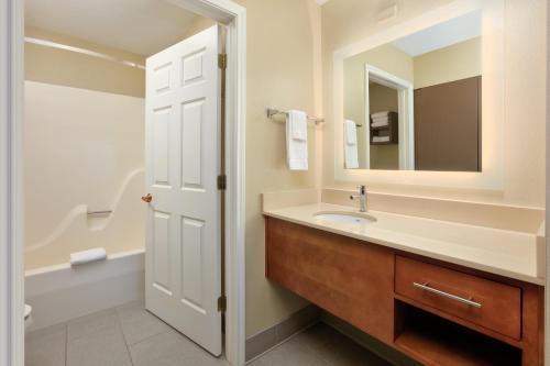 Suite de 1 dormitorio con sofá cama del hotel Staybridge Suites Corning. Foto 1