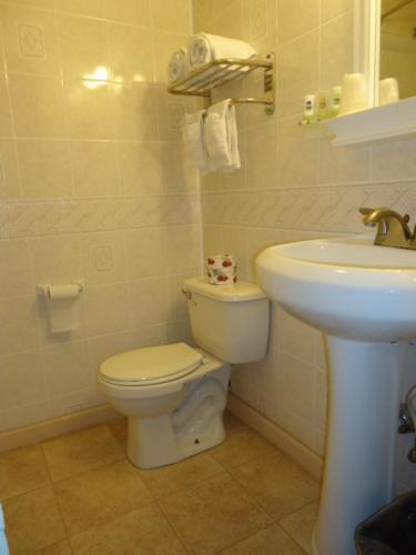 Habitación con cama extragrande del hotel Relax Inn. Foto 1