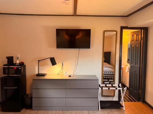 Habitación con cama extragrande del hotel Community Court. Foto 2