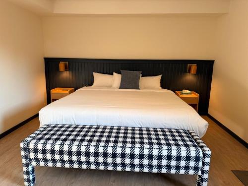 Habitación con cama grande del hotel Community Court. Foto 4