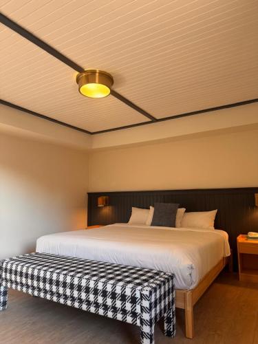 Habitación con cama grande del hotel Community Court. Foto 5