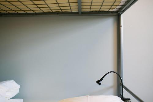 Cama en habitación compartida mixta con 4 camas y baño privado del hotel The Local -. Foto 1