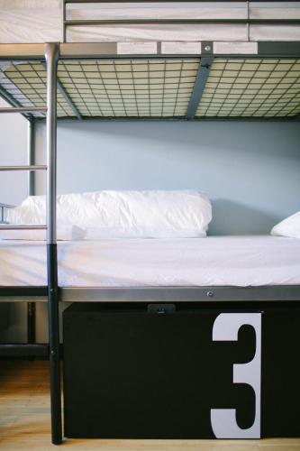 Cama en habitación compartida femenina de 4 camas con baño privado del hotel The Local -. Foto 2