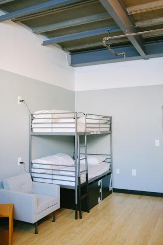 Cama en dormitorio masculino compartido de 4 camas con baño privado del hotel The Local -