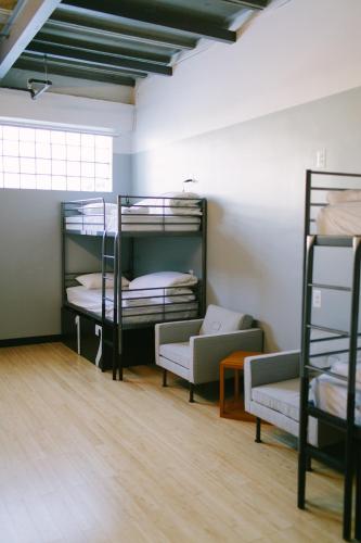 Habitación Compartida mixta de 6 camas del hotel The Local -. Foto 6